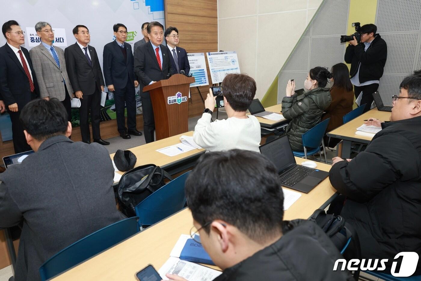 본문 이미지 - 김영환 충북지사가 28일 도청 브리핑룸에서 글로벌 혁신특구 지정과 관련한 설명을 하고 있다. (충북도 제공)