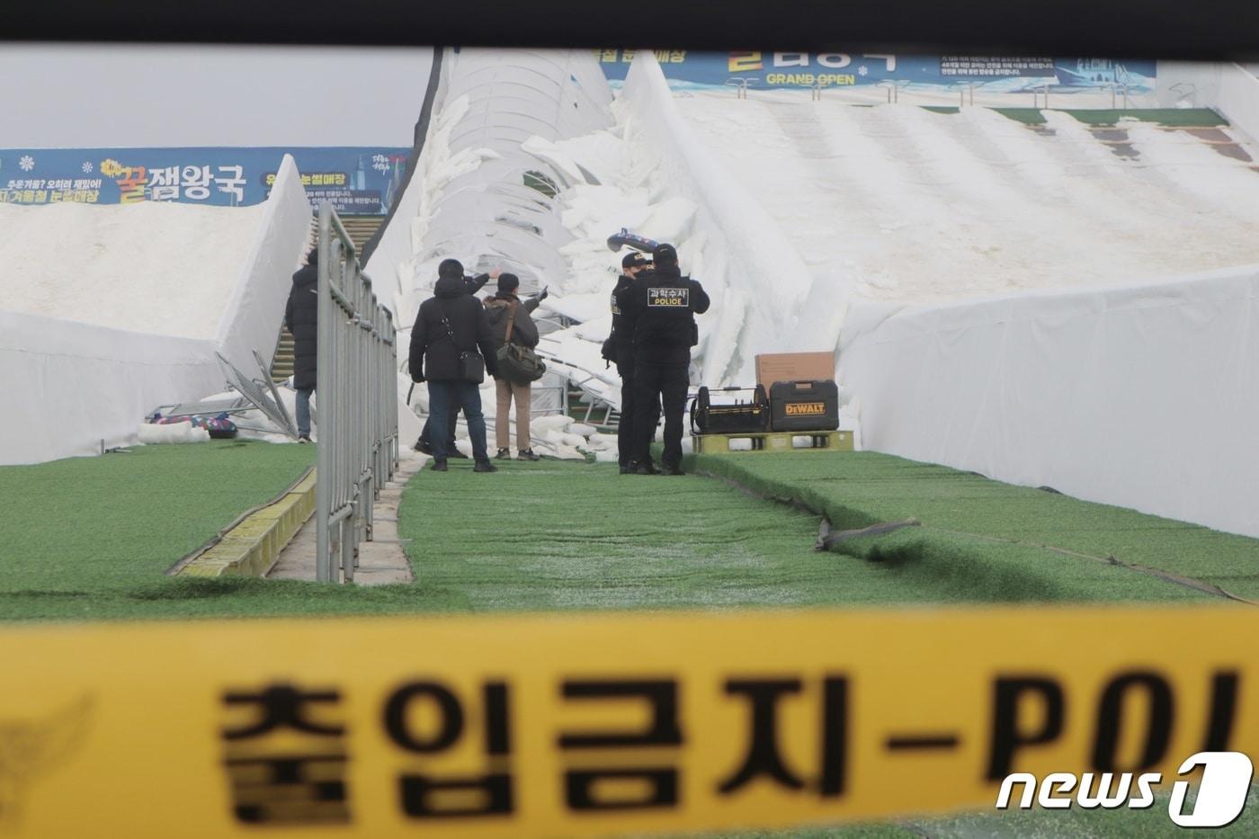 본문 이미지 - 지난달 28일 오전 충북 청주시 상당구 지북동 눈썰매장에서 경찰과 국립과학수사연구원 등 관계자들이 보행통로 지붕 붕괴사고의 원인을 조사하기 위해 현장 합동감식을 벌이고 있다.2023.12.28/뉴스1 ⓒ News1 박건영 기자
