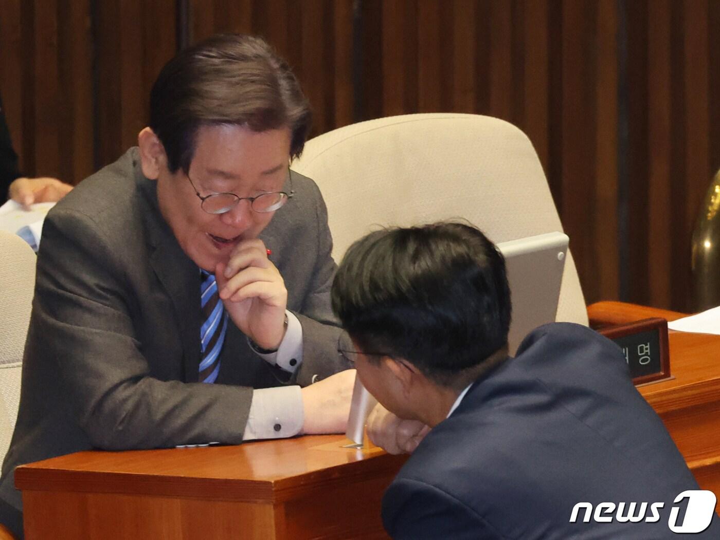 본문 이미지 - 더불어민주당 이재명 대표와 조정식 사무총장이 28일 서울 여의도 국회에서 열린 제411회국회(임시회)제3차본회의에서 대화를 나누고 있다./뉴스1 ⓒ News1 황기선 기자