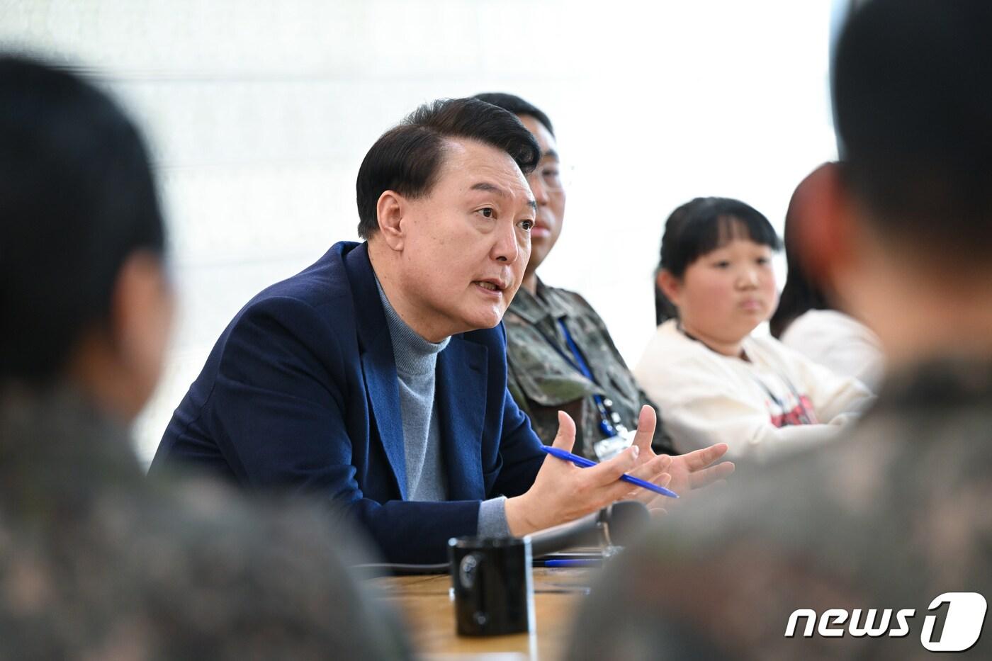 본문 이미지 - 윤석열 대통령이 28일 경기 연천군에 위치한 육군 제5보병사단을 방문해 군인 가족과 간담회를 하고 있다. (대통령실 제공) 2023.12.28/뉴스1 ⓒ News1 안은나 기자
