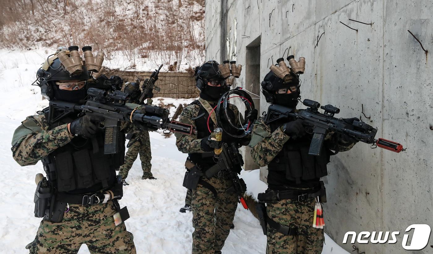 특전사 비호부대 장병들이 지난 28일 강원도 평창군의 훈련장에서 특수타격작전 훈련을 펼치고 있다.<자료사진> 2023.12.29/뉴스1 ⓒ News1 이승배 기자
