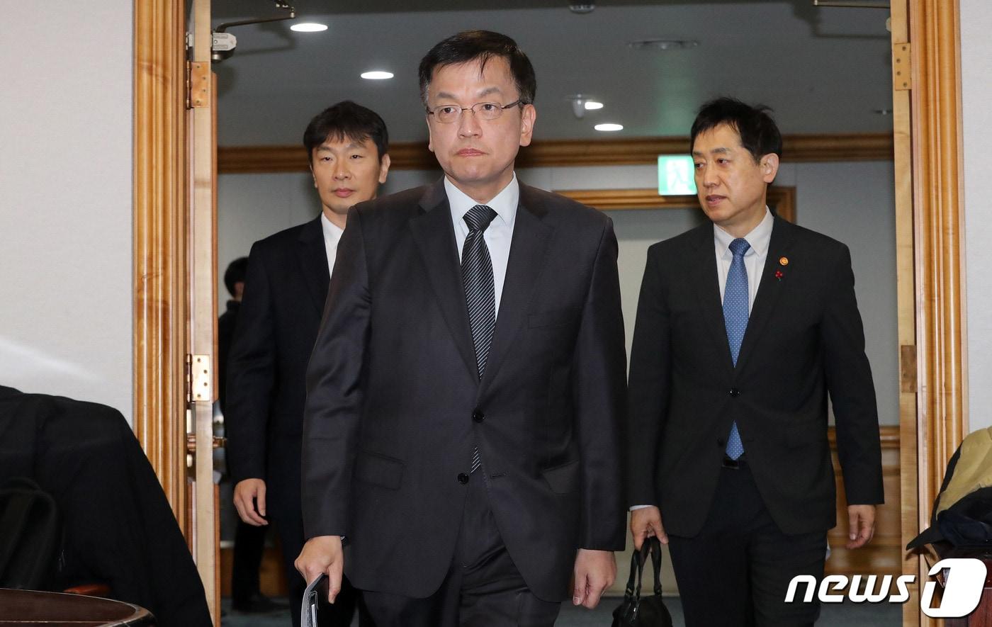 본문 이미지 - 최상목 신임 경제부총리 겸 기획재정부 장관이 29일 서울 중구 은행연합회관에서 열린 거시경제 금융현안 간담회에 참석하고 있다. 왼쪽부터 이복현 금감원장, 최상목 부총리, 김주현 금융위원장. 2023.12.29/뉴스1 ⓒ News1 박세연 기자