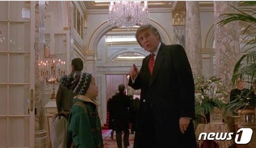 본문 이미지 - 도널드 트럼프 전 미국 대통령이 46살이던 1992년 카메오로 출연한 '나홀로 집에 2'의 장면. "호텔 로비가 어디인지"를 묻는 주인공 맥컬리 컬킨의 물음에 뉴욕 플라호텔 소유주인 트럼프가 직접 등장해 "왼쪽"이라고 알려주고 있다. ⓒ 뉴스1 DB 
