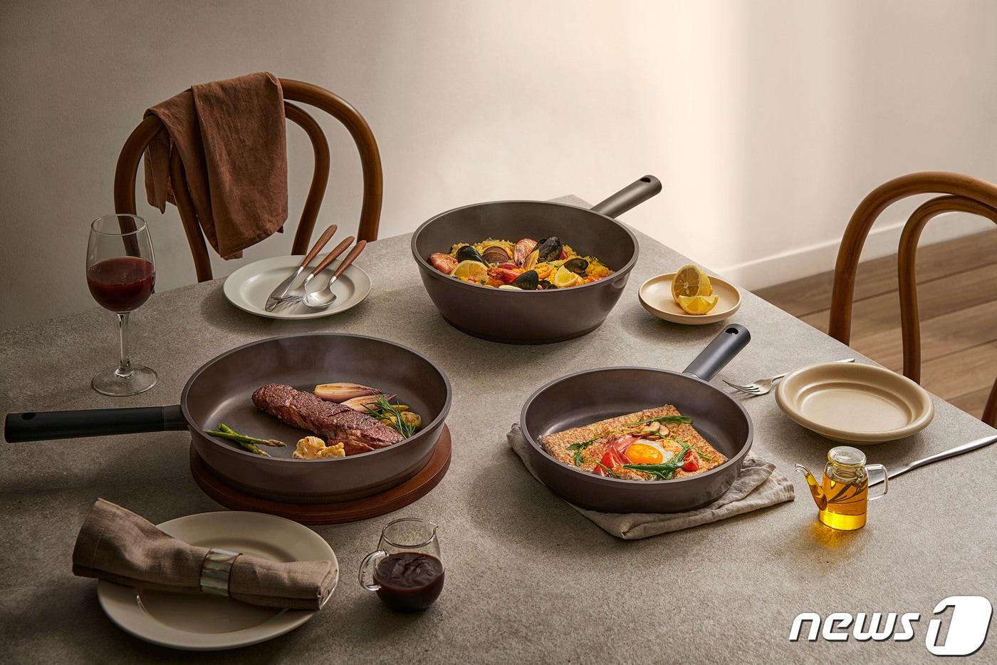 본문 이미지 - 쿠쿠가 출시한 킨델 인덕션 프라이팬과 웍팬.(쿠쿠 제공)