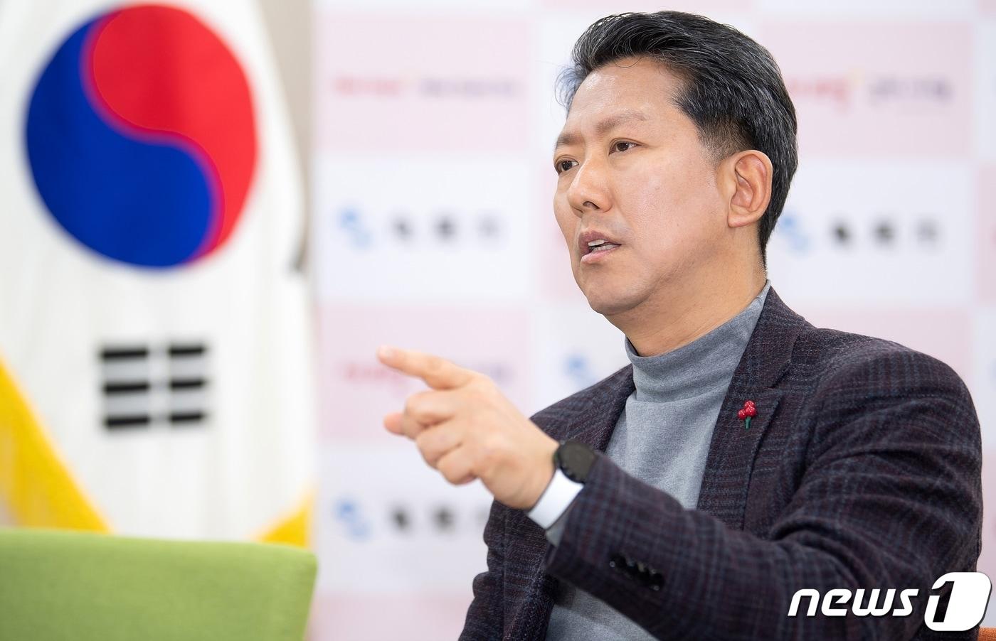 본문 이미지 - 김장호 구미시장이 1일 뉴스1과 인터뷰를 하고 있다. 2024.01.01/뉴스1 ⓒ News1 정우용 기자