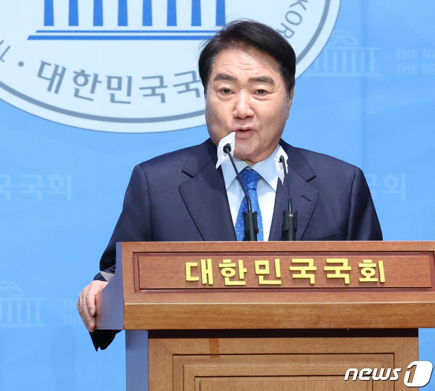 본문 이미지 - 이석현 전 국회부의장이 29일 서울 여의도 국회 소통관에서 더불어민주당 탈당 기자회견을 하고 있다. 이날 이 전 국회부의장은 "저는 오늘 민주당 탈당을 선언한다＂며 ＂저는 의리를 져 버릴 수 없다. 이낙연과 함께 신당을 만들겠다＂고 밝혔다. 2023.12.29/뉴스1 ⓒ News1 송원영 기자