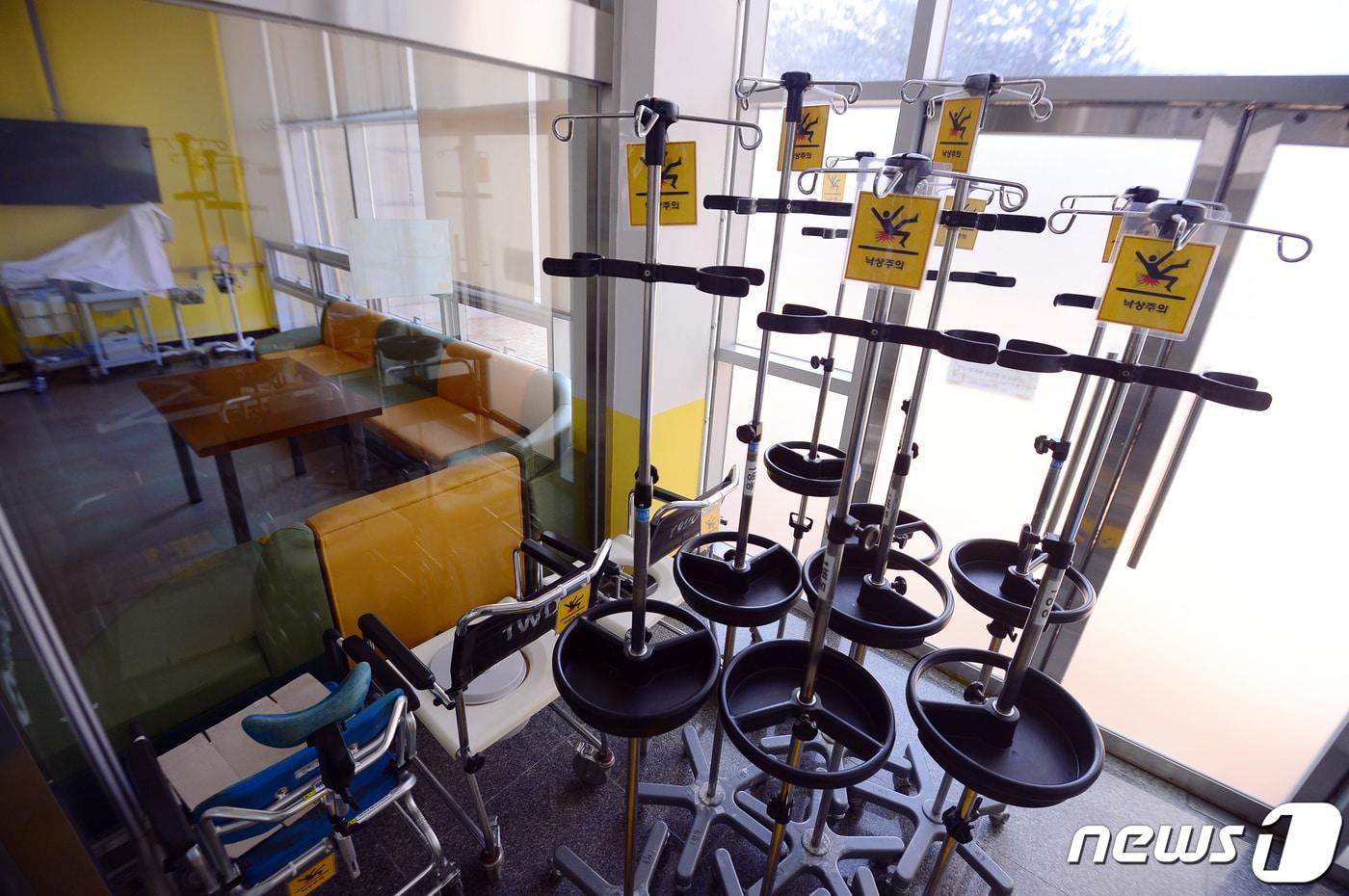 본문 이미지 - 한 병원에 이동식 수액 걸이들이 한 곳에 모아져 있다. ⓒ 뉴스1 이승현 기자