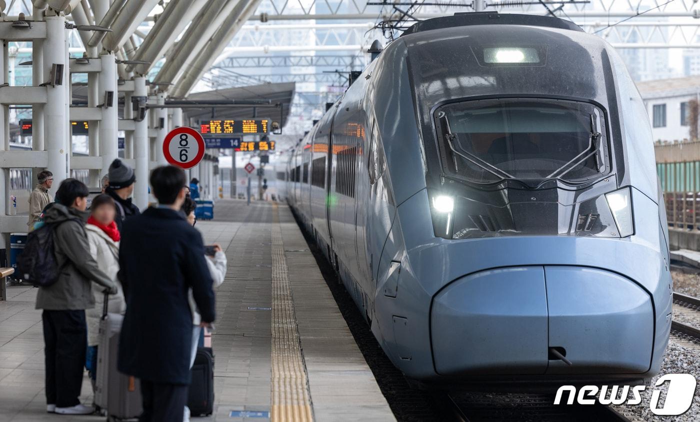 본문 이미지 - 서울 용산구 서울역 플랫폼으로 중앙선 KTX-이음 열차가 들어오고 있다.  ⓒ 뉴스1 이재명 기자