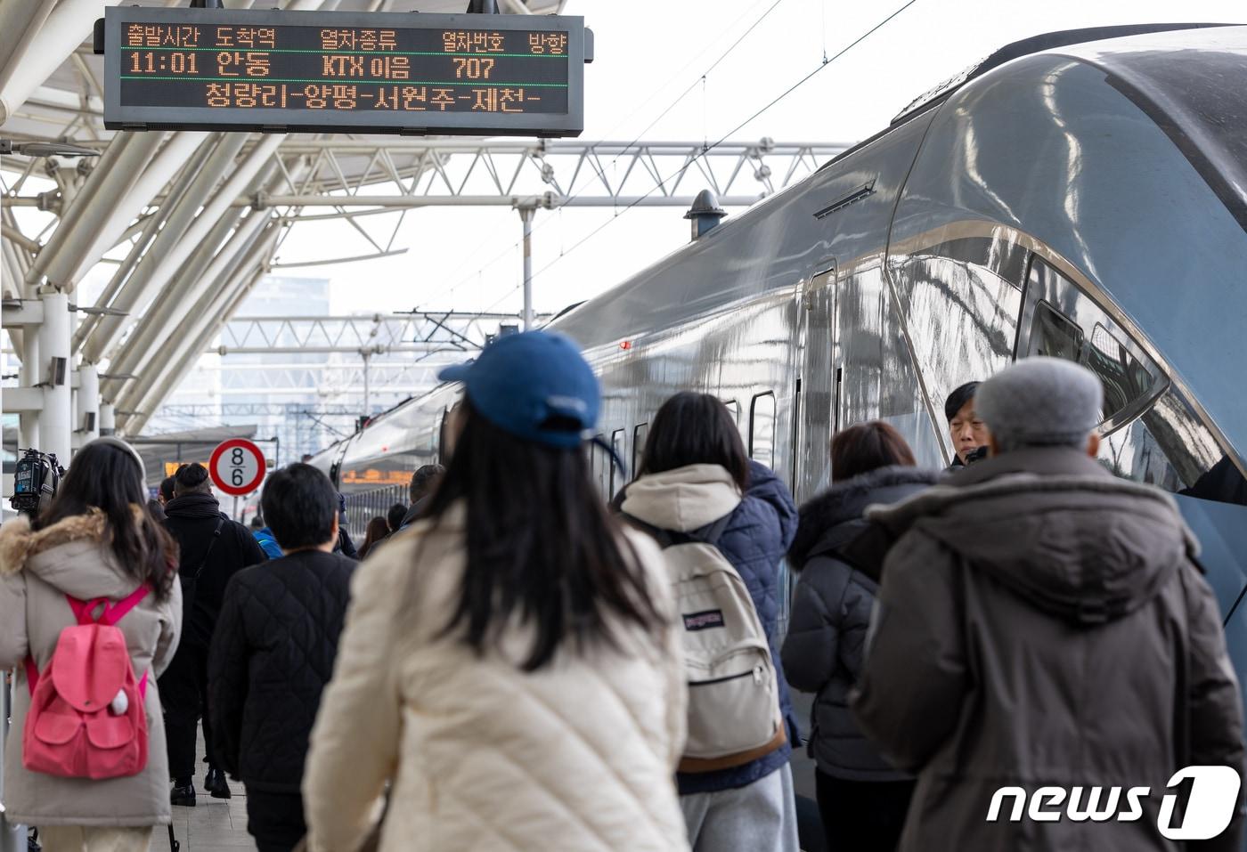 서울 용산구 서울역 플랫폼에 정차해 있는 중앙선 KTX-이음 열차.(사진은 기사와 관련없음)/뉴스1 DB