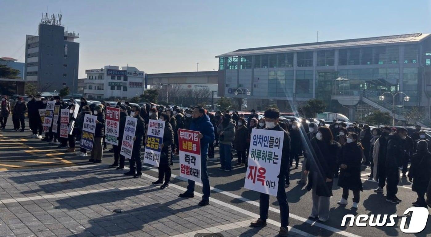 본문 이미지 - 29일 김해 남명 더라우 입주민 180여명이 김해시청 앞에서 집회를 하고 있다.  2023.12.29 /뉴스1 송보현 기자