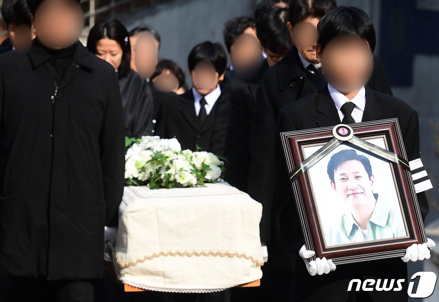 29일 정오 서울 종로구 서울대병원 장례식장에서 배우 고(故) 이선균의 발인식이 엄수되고 있다. 2023.12.29/뉴스1 ⓒ News1 사진공동취재단