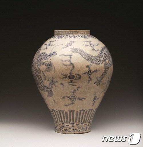 본문 이미지 - 2023년 미술품 경매 낙찰 최고가 70억원 기록한 백자청화오조룡문호. 마이아트옥션 제공. ⓒ News1 김일창 기자