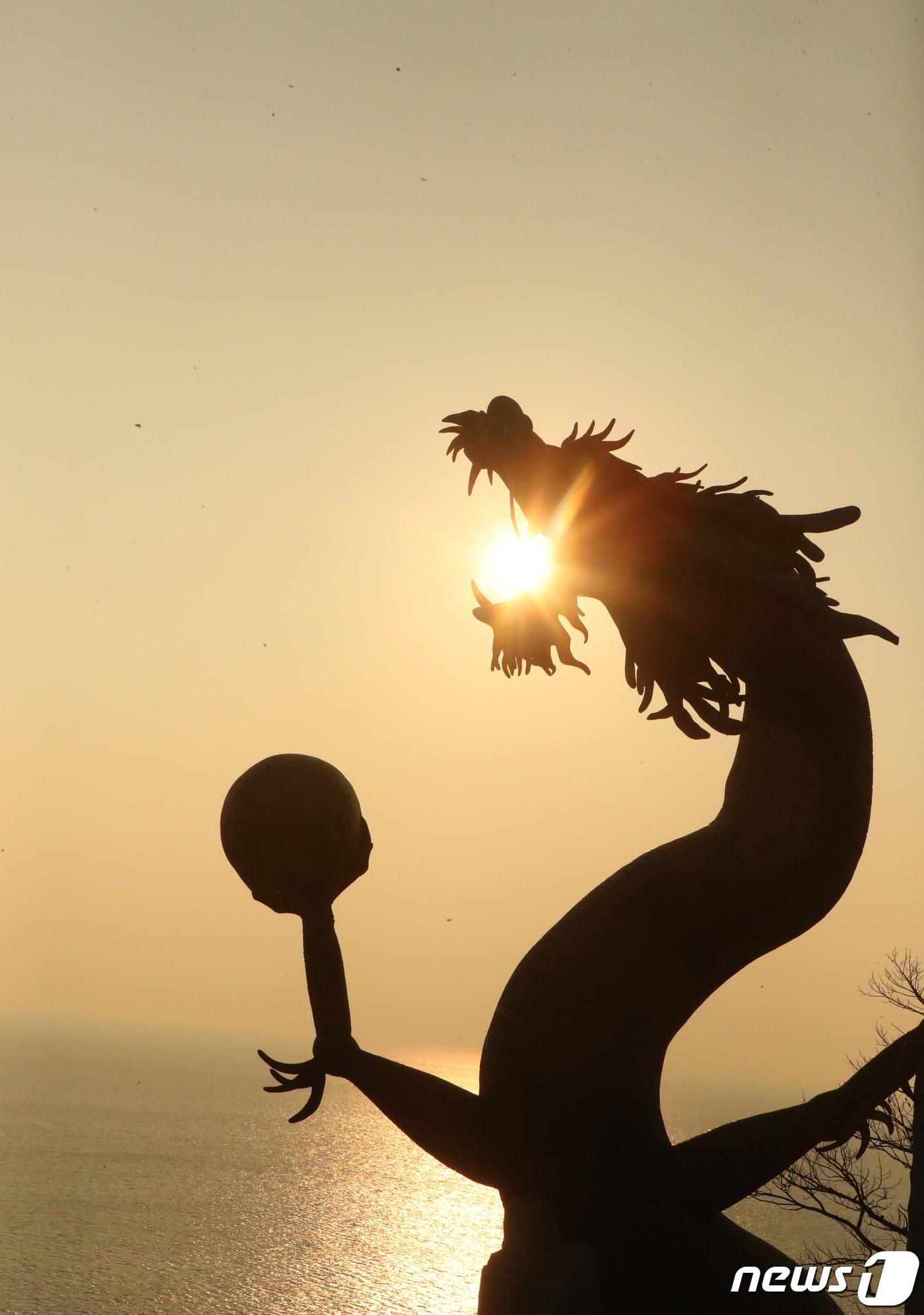 본문 이미지 - 29일 전남 고흥군 영남면 용암마을 용바위 언덕에서 바라본 일출./뉴스1 ⓒ News1 김태성 기자