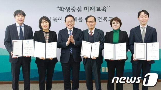 본문 이미지 - 28일 전북교육청 접견실에서 고문변호사 위촉식이 개최되고 있다. 위촉식에서는 김종오, 강호석, 나영주, 국순화, 김진미 등 5명의 변호사가 위촉장을 받았다.