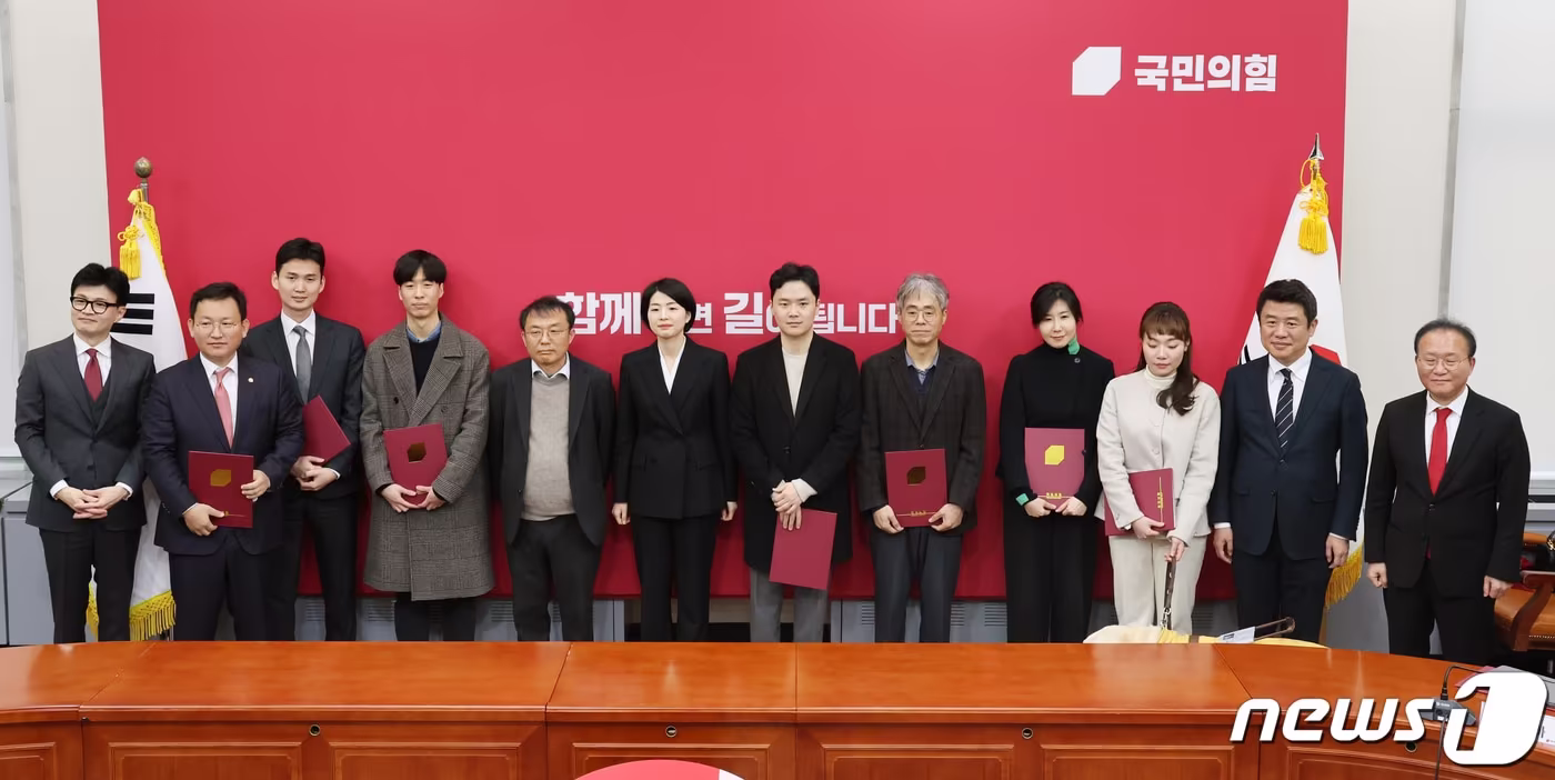 본문 이미지 - 한동훈 국민의힘 비상대책위원장이 29일 오후 서울 여의도 국회에서 열린 비상대책위원 임명장 수여식 및 제1차 비상대책위원회의에서 비대위원들과 기념촬영을 하고 있다. 왼쪽부터 한 위원장, 김형동 비서실장, 박은식, 윤도현, 민경우, 한지아, 구자룡, 김경율, 장서정, 김예지, 유의동, 윤재옥 비대위원. 2023.12.29/뉴스1 ⓒ News1 황기선 기자