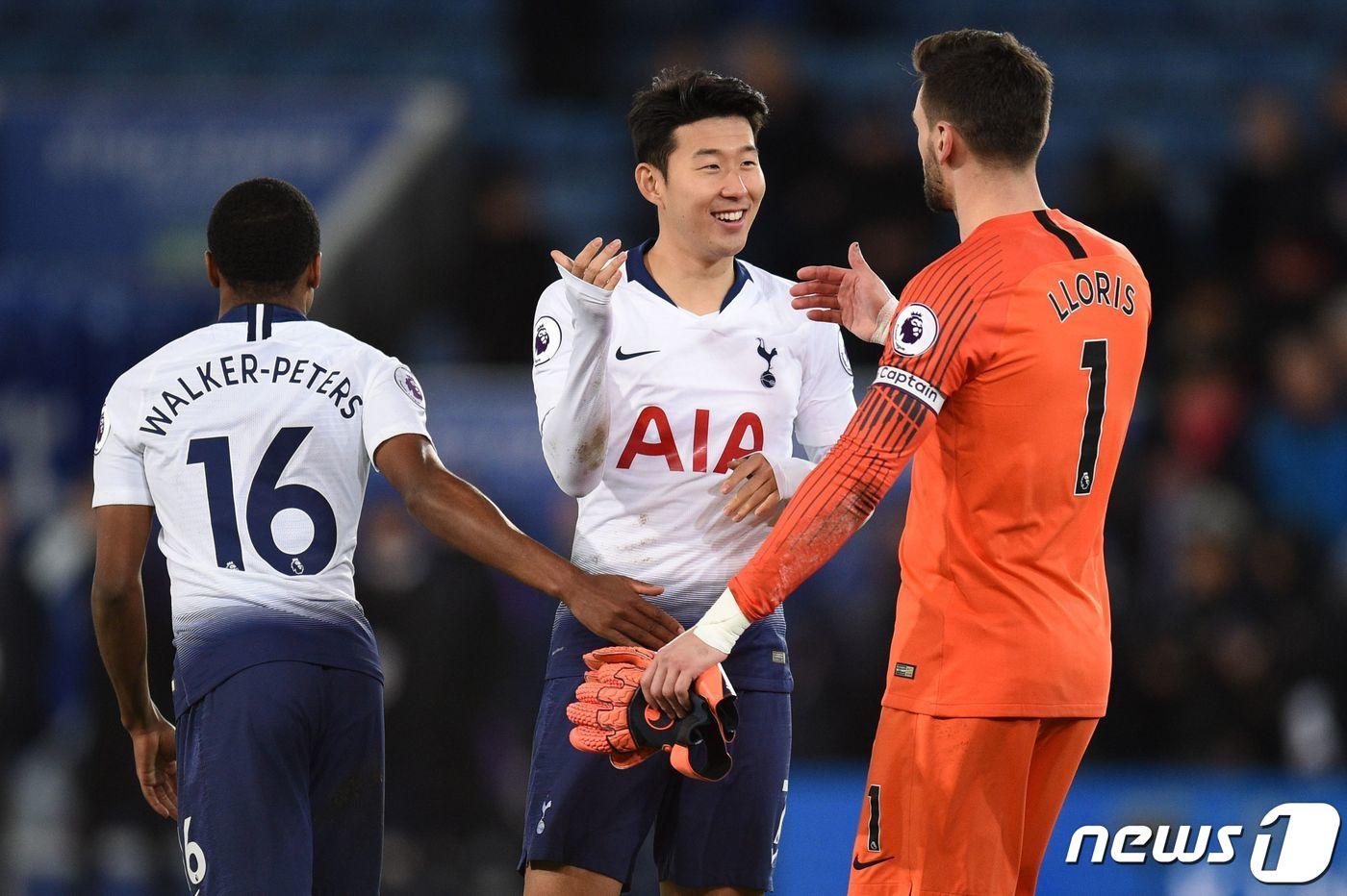 본문 이미지 - 토트넘서 활약했던 손흥민(가운데)과 위고 요리스. ⓒ AFP=뉴스1