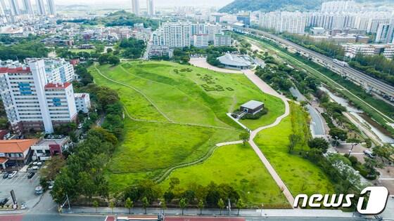 본문 이미지 - 경남 김해시 대성동에 있는 2만381㎡ 규모의 고분군 (김해시 제공)