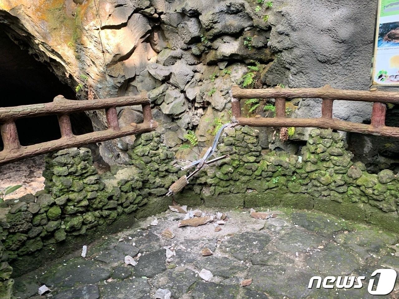 본문 이미지 - 제주도 세계유산본부는 29일 오전 만장굴 입구 상층부 지점 1곳에서 낙석이 발생함에 따라 이날 오전 11시 5분부터 만장굴 출입을 긴급 통제했다. 낙석으로 인해 만장굴 탐방로 입구 난간이 훼손됐다.(제주도 세계유산본부 제공) 2023.12.29/뉴스1 ⓒ News1 강승남 기자