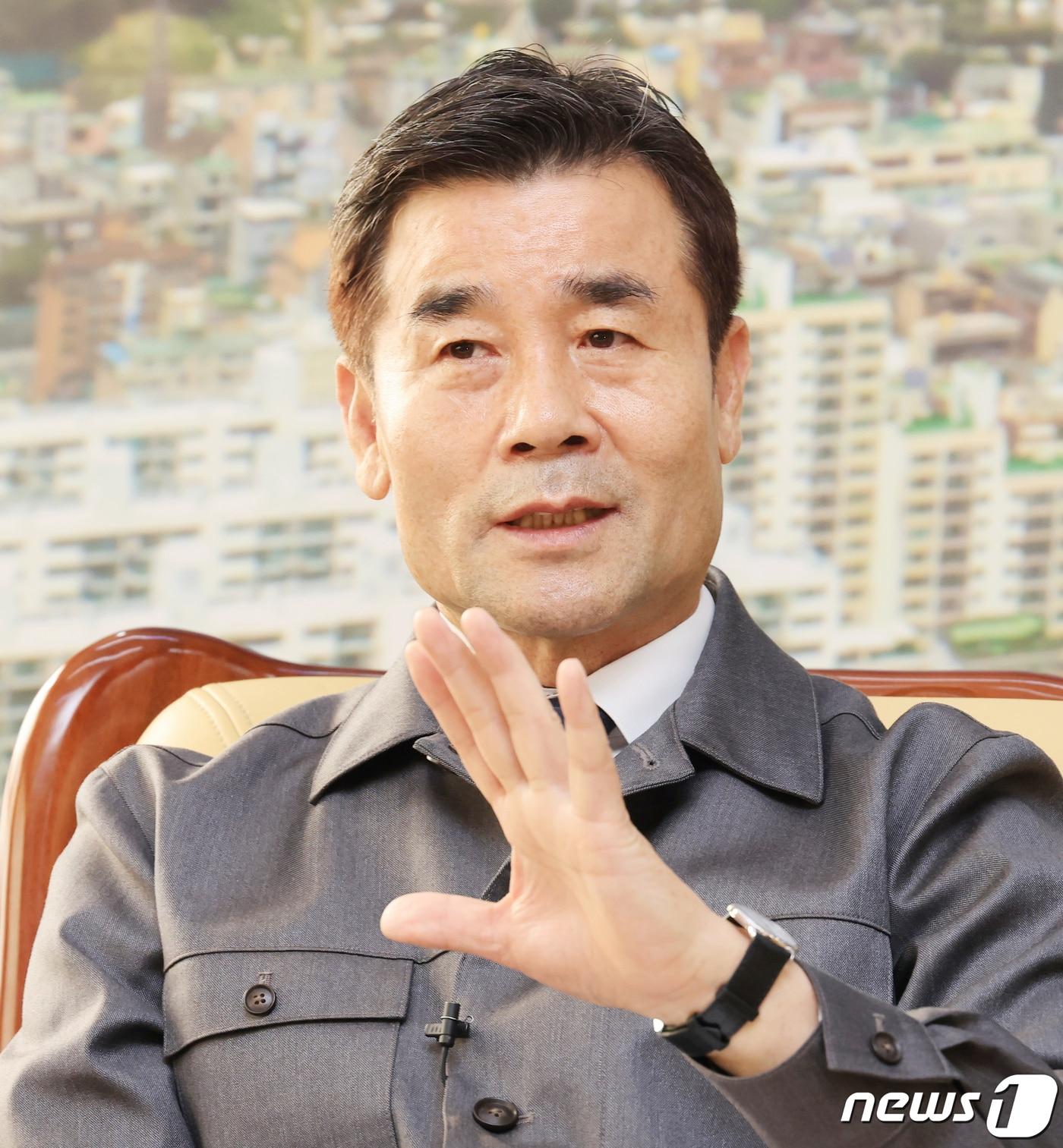 본문 이미지 - 인터뷰 하는 김영길 울산 중구청장. (울산 중구 제공)