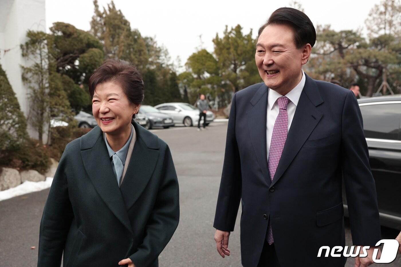 윤석열 대통령이 지난해 12월 29일 박근혜 전 대통령을 서울 용산구 한남동 관저로 초대해 오찬 전 마중나와 인사하고 있다. (대통령실 제공) 2023.12.29/뉴스1 ⓒ News1 안은나 기자