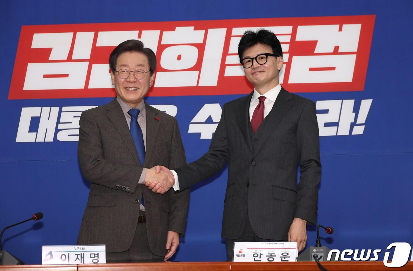 한동훈 국민의힘 비상대책위원장과 이재명 더불어민주당 대표가 29일 서울 여의도 국회 민주당 대표실에서 회동을 하고 있다. (공동취재) 2023.12.29/뉴스1 ⓒ News1 ,송원영 기자