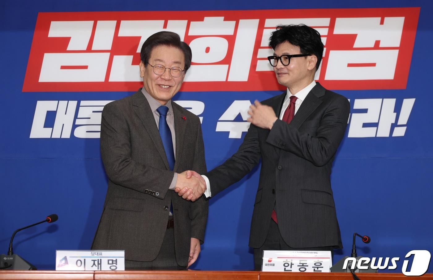 한동훈 국민의힘 비상대책위원장과 이재명 더불어민주당 대표가 지난달 29일 서울 여의도 국회 민주당 대표실에서 회동을 하고 있다. (공동취재)/뉴스1 ⓒ News1 ,송원영 기자