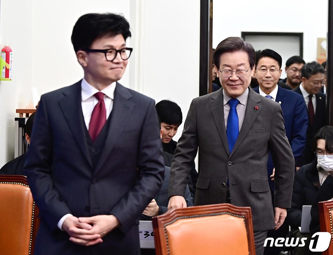 본문 이미지 - 한동훈 당시 국민의힘 비상대책위원장과 이재명 더불어민주당 대표가 서울 여의도 국회 민주당 대표실에서 회동을 위해 입장하고 있다. &#40;공동취재&#41; 2023.12.29/뉴스1 ⓒ News1 ,송원영 기자