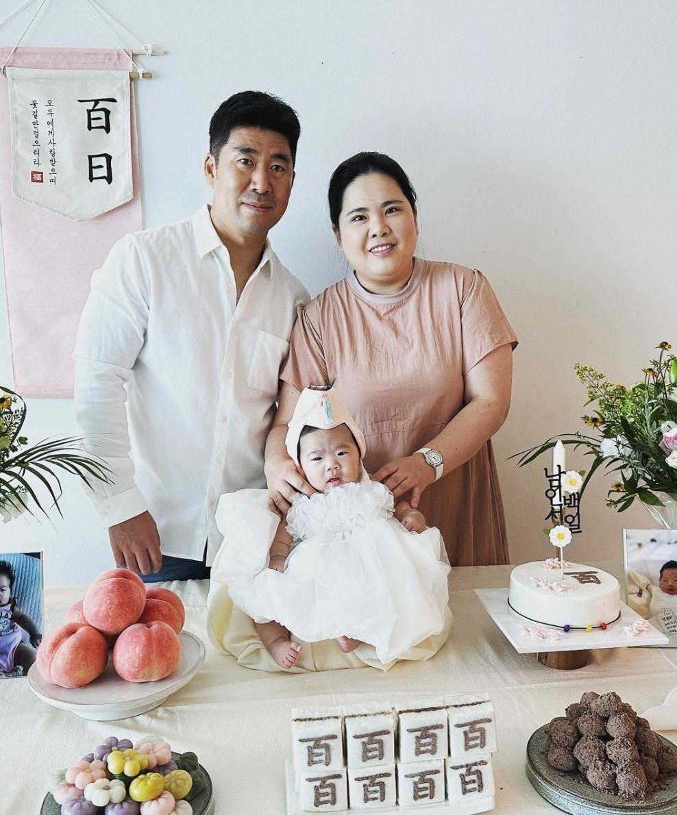 본문 이미지 - 박인비의 남편 남기협씨와 박인비, 딸 인서. (박인비 SNS 캡처)