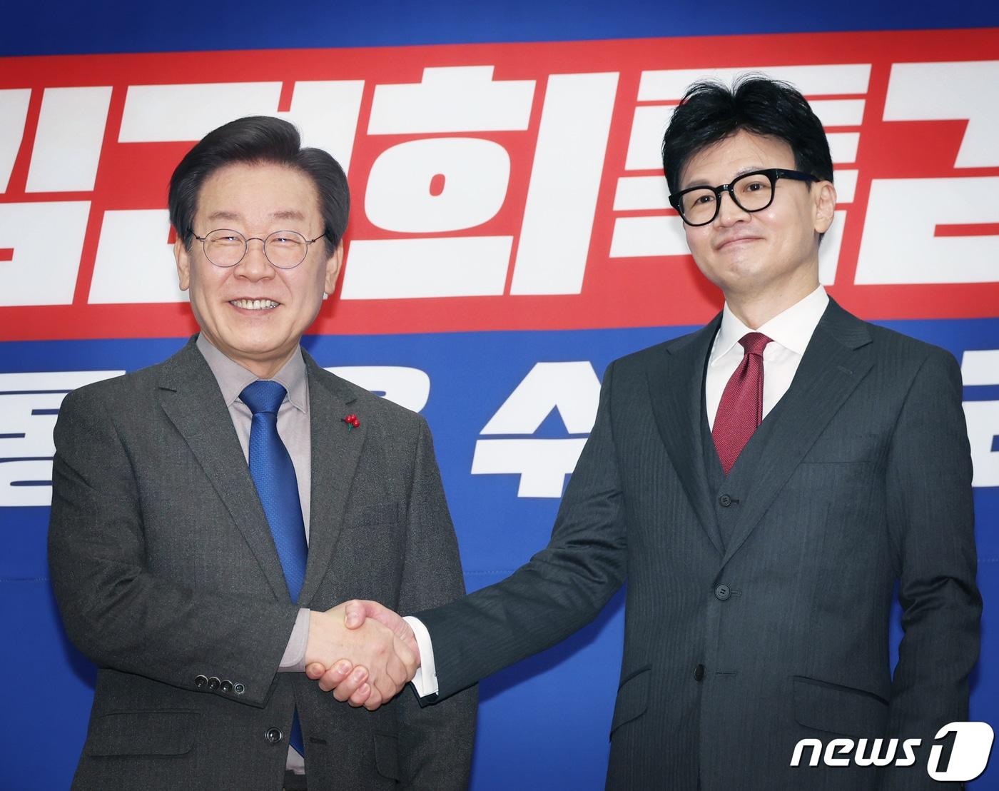 본문 이미지 - 한동훈 국민의힘 비상대책위원장과 이재명 더불어민주당 대표가 29일 서울 여의도 국회 민주당 대표실에서 회동을 하고 있다. (공동취재) 2023.12.29/뉴스1 ⓒ News1 ,송원영 기자
