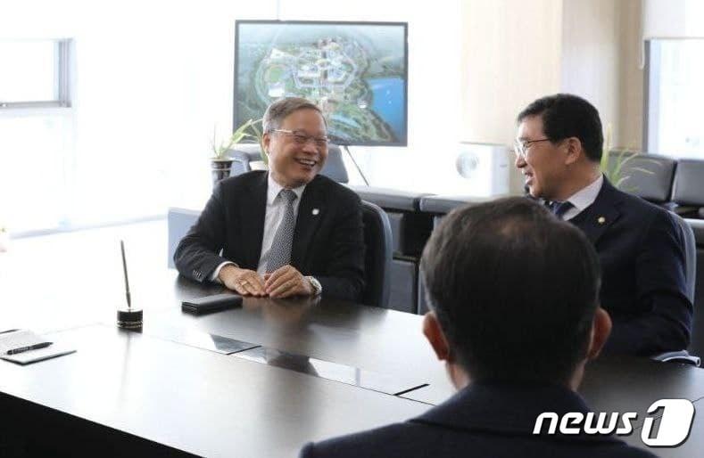 본문 이미지 - 윤의준 에너지공대 총장(왼쪽)과 신정훈 의원. ⓒ News1