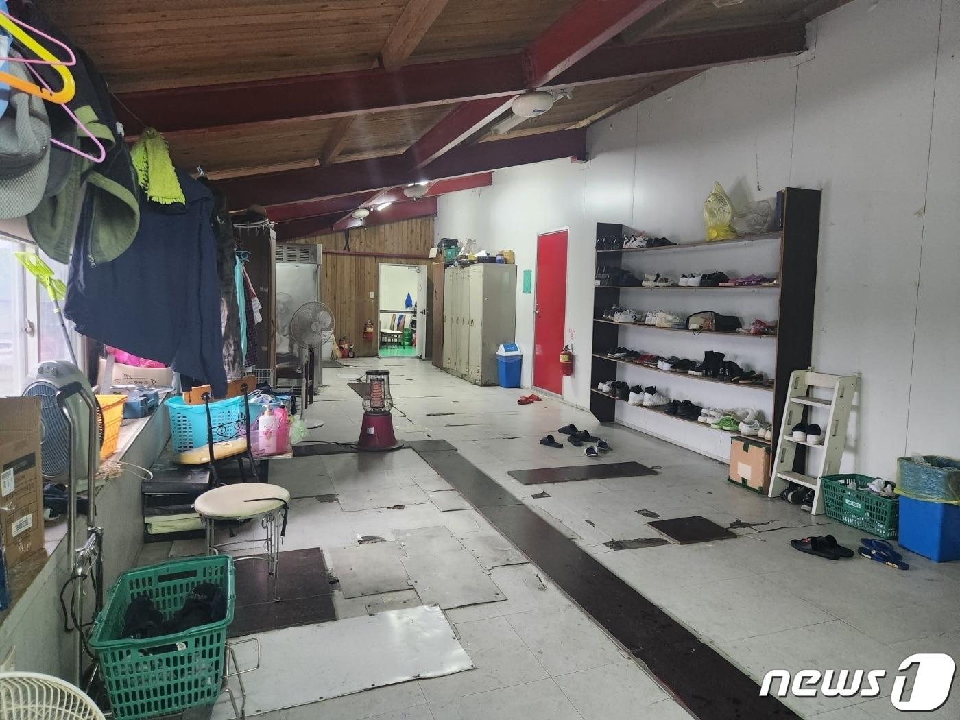 본문 이미지 - 경기도 이천 소재 A유통 사업장에서 일하는 캄보디아 이주 노동자들이 숙식을 해결하는 기숙사.ⓒ 뉴스1
