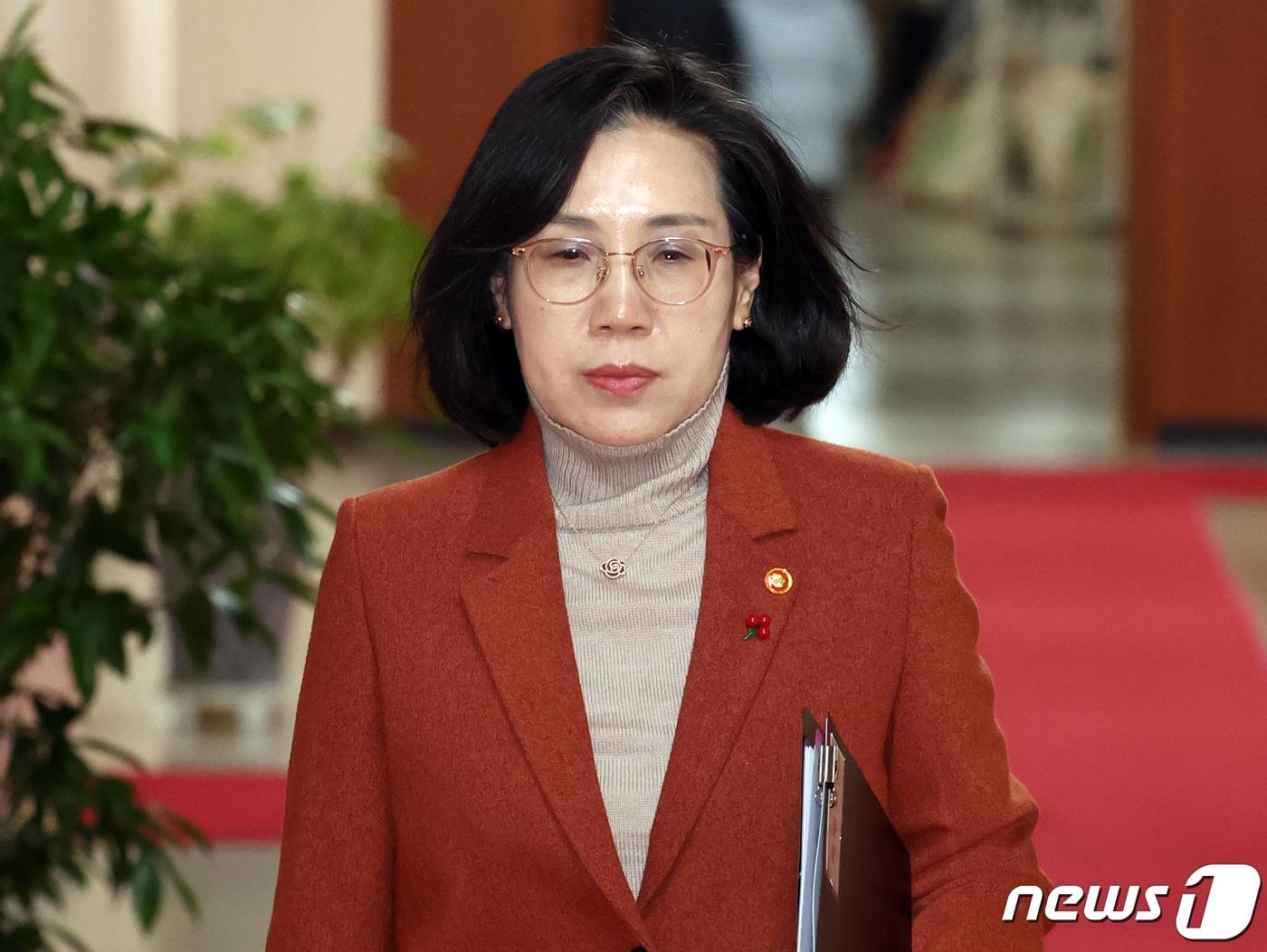 본문 이미지 - 김현숙 여성가족부 장관이 지난해 12월29일 오후 서울 종로구 세종대로 정부서울청사에서 열린 임시 국무회의에 참석하고 있는 모습. 2023.12.29/뉴스1 ⓒ News1 김명섭 기자
