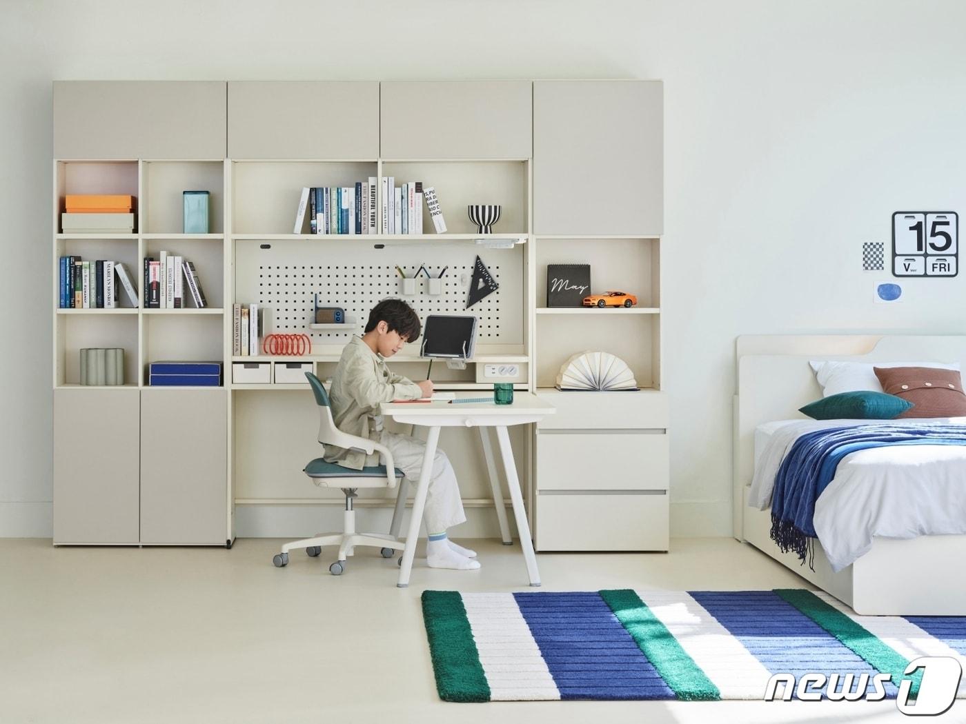 본문 이미지 - 한샘 '조이S 2' 화이트 6단 책상(한샘 제공)