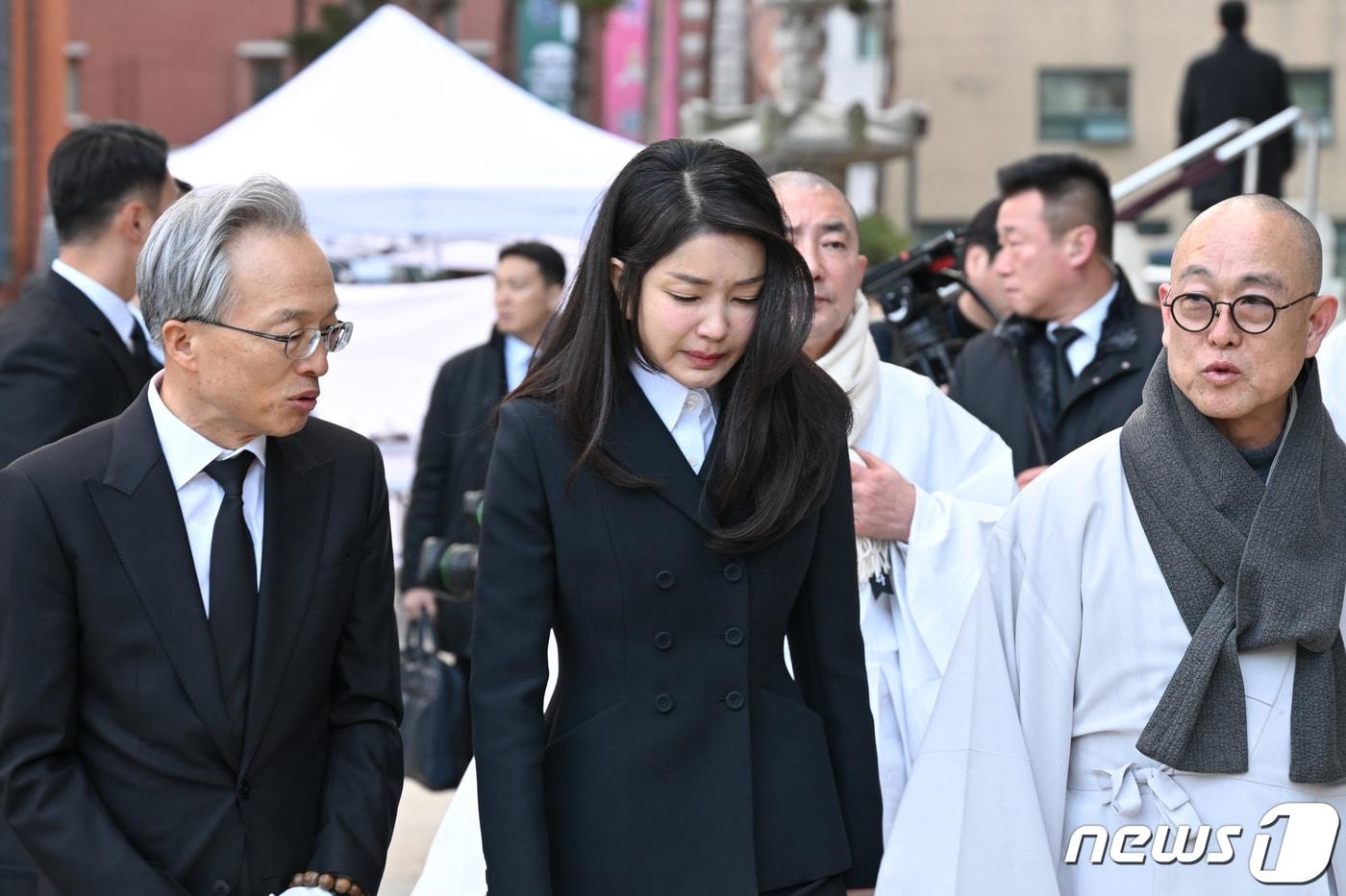 본문 이미지 - 김건희 여사가 2일 서울 종로구 조계사에 마련된 대한불교 조계종 전 총무원장 자승 스님의 분향소를 찾아 조문한 후 이동하고 있다. (대통령실 제공) 2023.12.2/뉴스1 ⓒ News1 오대일 기자