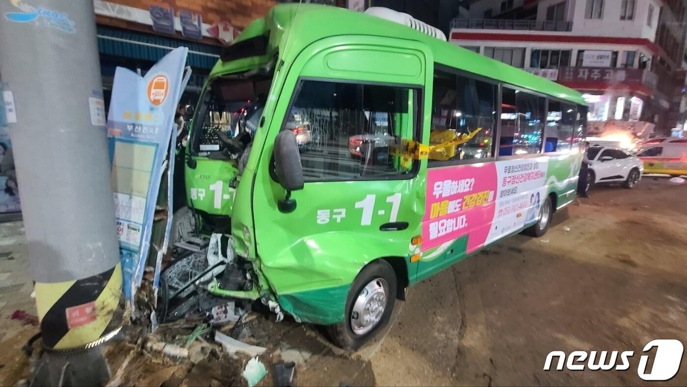 2일 오후 8시13분께 부산 동구 부산진시장 앞에서 마을버스가 신호등을 들이받는 사고가 발생했다.(부산소방재난본부 제공) 