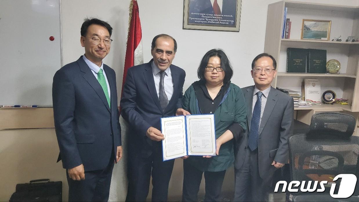 본문 이미지 - 청주대학교와 타지키스탄 보건복지부가 보건의료 인력양성을 위한 국제교류협정을 체결했다. 오른쪽부터 장재윤 충북국제협력센터장, 김진희 청주대 임상병리학과교수, 타지키스탄 보건복지부 무크신조다(Mukhsinzoda G.) 차관, 베스티안병원 양재혁 실장.(청주대 제공)/뉴스1
