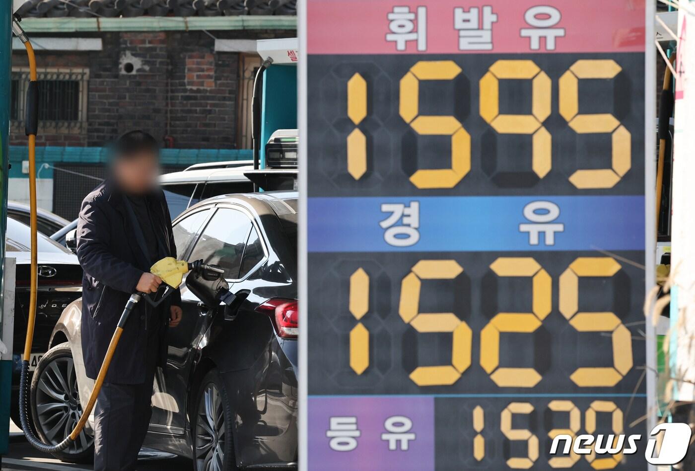 본문 이미지 - 국제유가 약세가 지속되면서 휘발유·경유 가격이 8주 연속 하락한 3일 서울 성북구의 한 주유소에 휘발유 가격이 1,595원으로 표시되고 있다. 지난 2일 한국석유공사 유가정보서비스 오피넷에 따르면 11월 다섯째 주 기준 휘발유 판매가격은 리터(L)당 1641.2원으로 전주 대비 18.9원 떨어졌다. 경유 판매가격은 전주 대비 22.8원 하락한 1585.0원으로 집계됐다. 2023.12.3/뉴스1 ⓒ News1 허경 기자