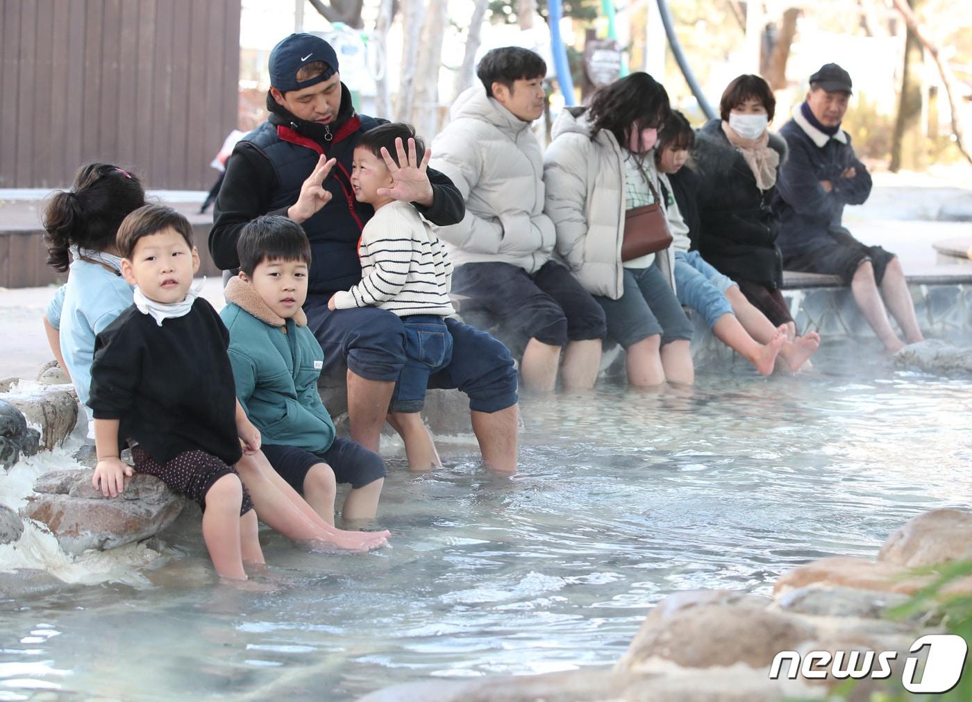 본문 이미지 - 6일 대전·충남은 오후부터 저녁 사이 충남권에 한때 비가 오는 곳이 있을 것으로 예보됐다. 대전 유성구 유성온천족욕체험장에서 시민들이 족욕을 하며 휴일을 즐기고 있다. /뉴스1 ⓒ News1 김기태 기자