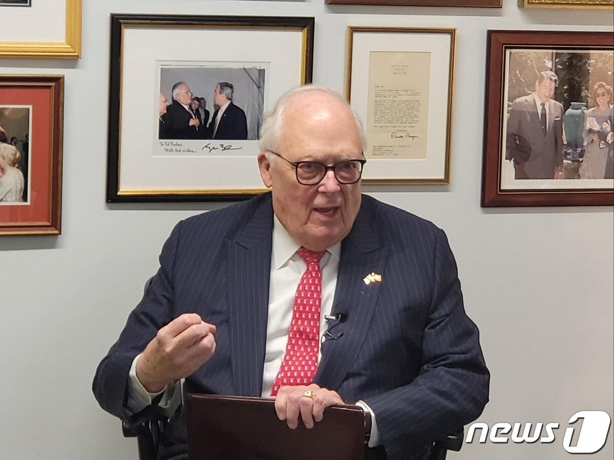 본문 이미지 - 에드윈 퓰너 헤리티지재단 아시아연구센터 회장이 지난달 28일(현지시간) 미 워싱턴DC 인근 자신의 사무실에서 대한무역투자진흥공사(Kotra·코트라) 주관으로 워싱턴특파원단과 공동인터뷰를 하고 있다.