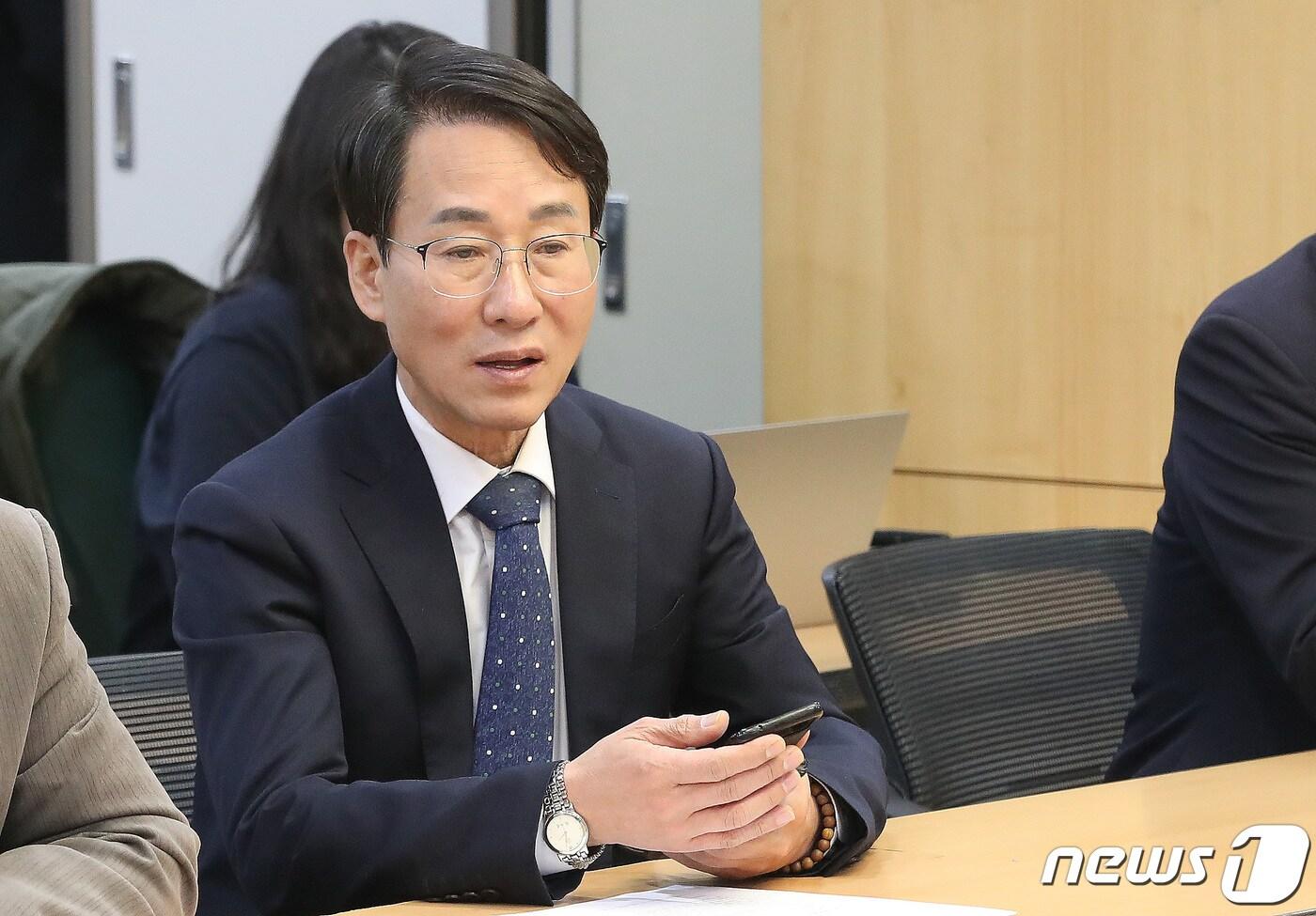 본문 이미지 - 이원욱 더불어민주당 의원이 3일 오후 서울 여의도 국회 의원회관에서 열린 '원칙과 상식 민심소통 3. 안병진 교수에게 듣는다'에서 안병진 교수의 발언을 경청하고 있다. 2023.12.3/뉴스1 ⓒ News1 임세영 기자