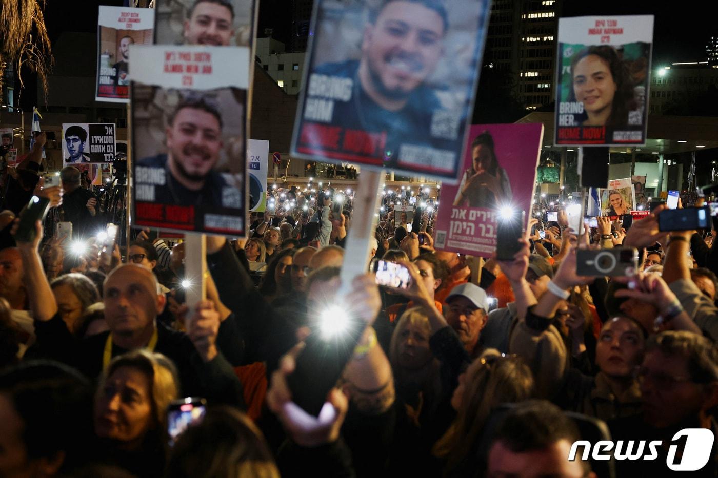 본문 이미지 - 이스라엘 텔아비브에서 2일(현지시간) 팔레스타인 무장 정파 하마스에 억류된 나머지 인질들의 석방을 촉구하는 시위가 열리고 있다. 2023.12.02 ⓒ 로이터=뉴스1 ⓒ News1 정지윤 기자