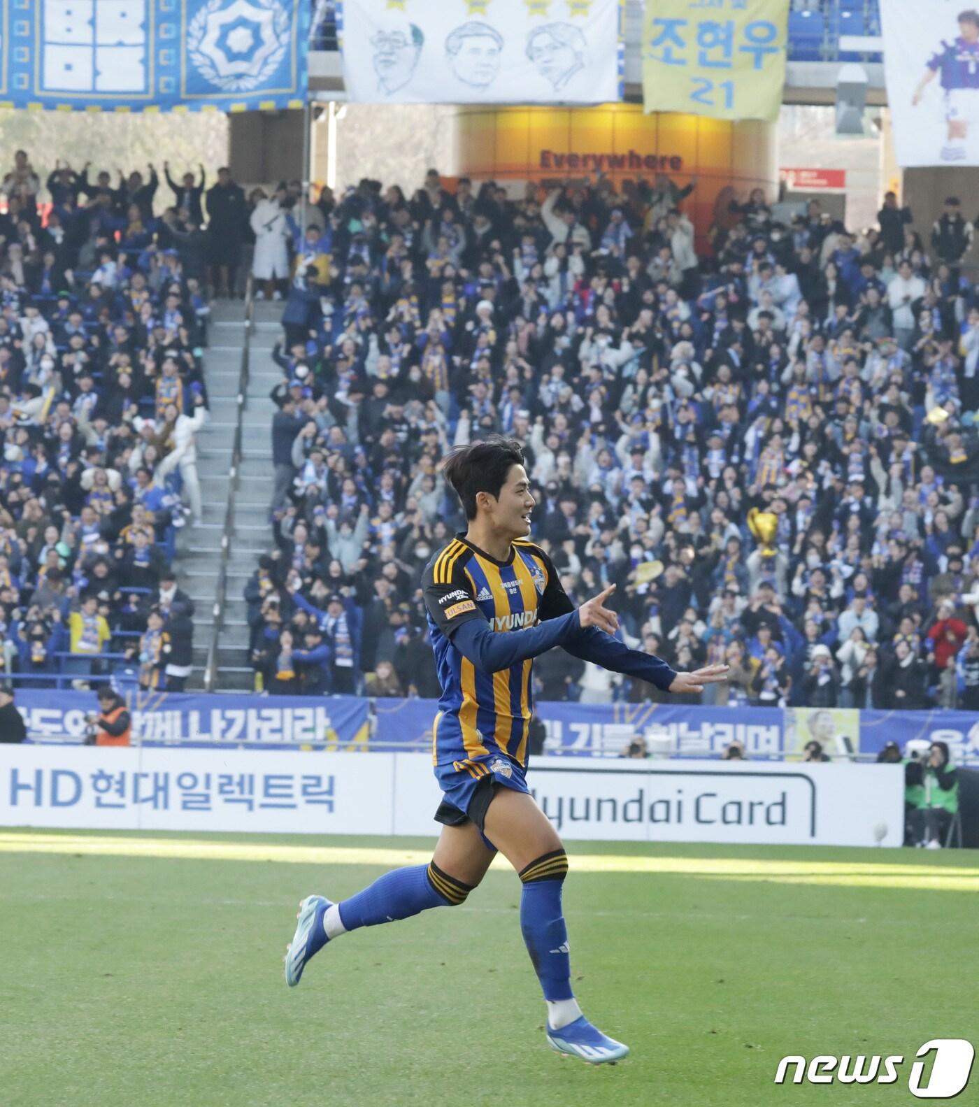 본문 이미지 - 3일 오후 울산 문수축구경기장에서 열린 프로축구 '하나원큐 K리그1 2023' 울산현대와 전북현대의 경기 전반전에서 설영우가 선제골을 넣고 환호하고 있다.2023.12.3/뉴스1 ⓒ News1 김지혜 기자