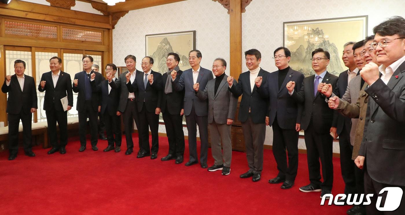 본문 이미지 - 한덕수 국무총리와 김기현 국민의힘 대표, 김대기 대통령비서실장을 비롯한 참석자들이 3일 서울 종로구 국무총리 서울공관에서 열린 고위당정협의회에 앞서 기념 촬영을 하고 있다. (공동취재) 2023.12.3/뉴스1 ⓒ News1 유승관 기자