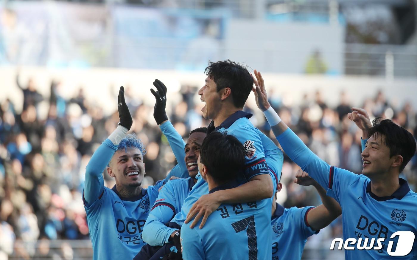본문 이미지 - 홍준표 대구시장은 1일 극적으로 K리그1 잔류에 성공한 대구FC 운영과 관련해 "새해부터는 FC바르셀로나처럼 구단 운영을 할 수 있도록 검토해야겠다"고 밝혔다. 사진은 대구FC 경기 모습. (사진은 기사 내용과 무관함) 뉴스1 ⓒ News1 자료 사진