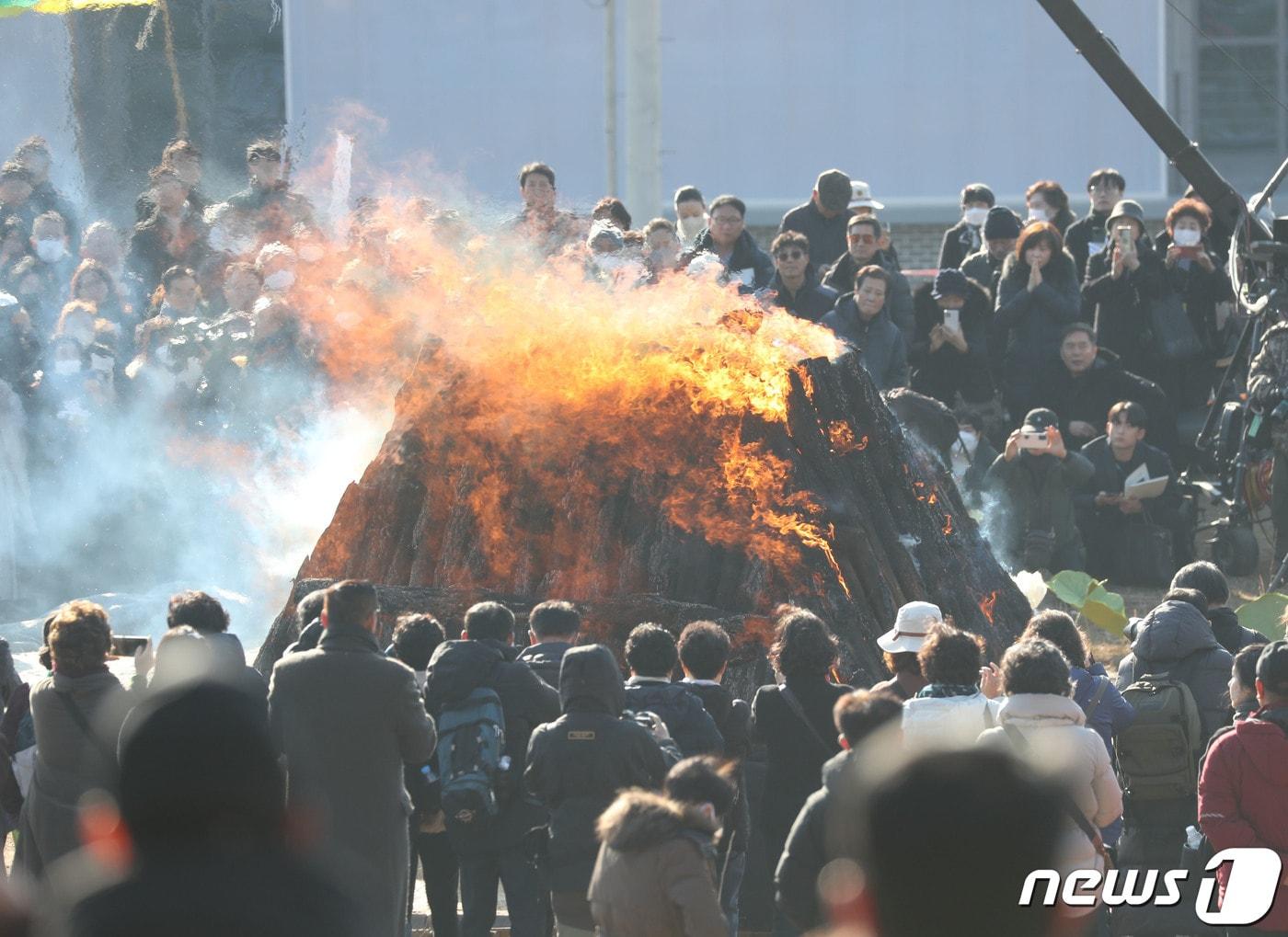 본문 이미지 - 지난달 29일 소신공양으로 입적한 자승스님의 다비식이 3일 오후 경기 화성시 용주사에서 거행되고 있다. 2023.12.3/뉴스1 ⓒ News1 김영운 기자