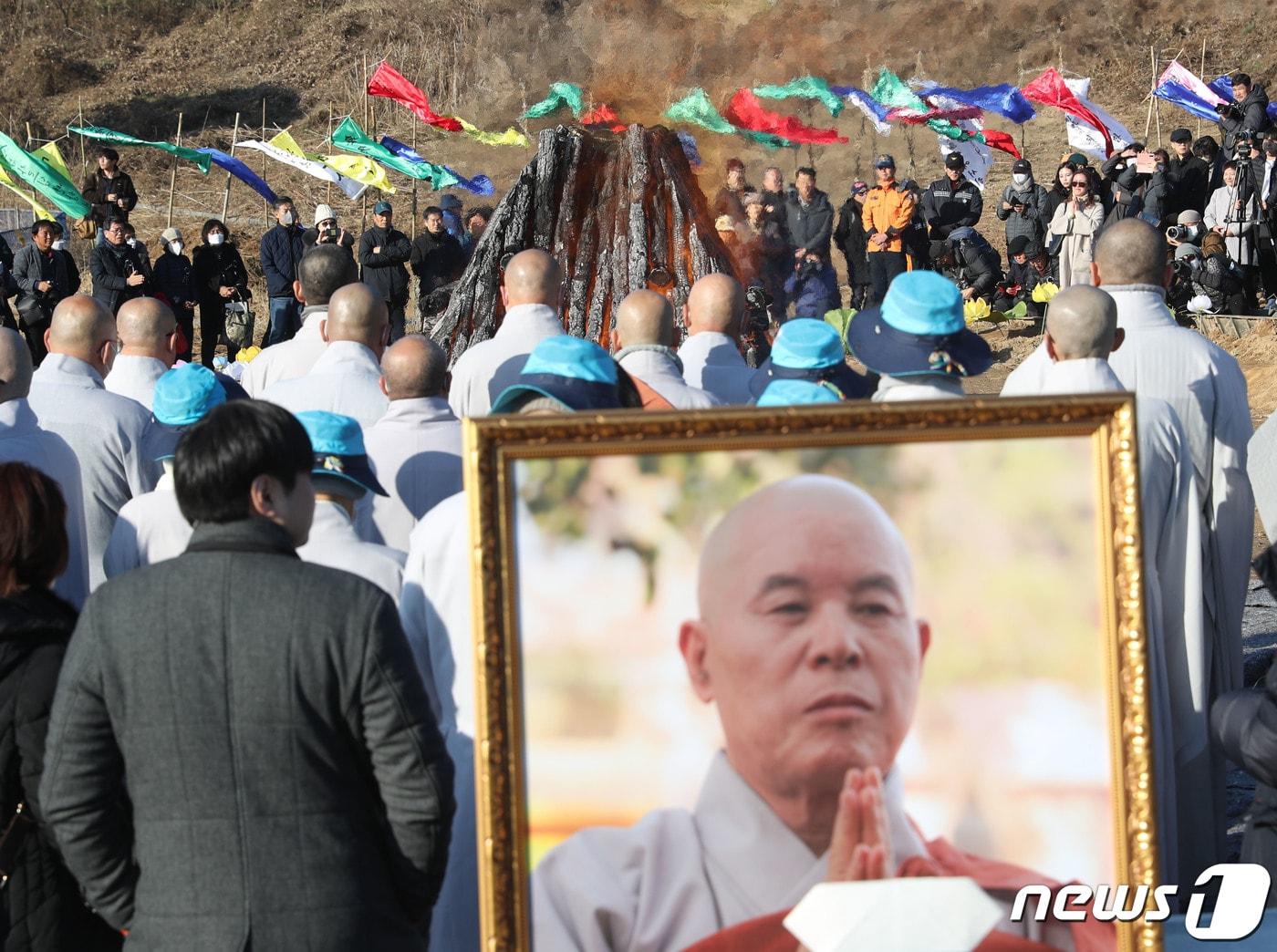 본문 이미지 - 지난달 29일 소신공양으로 입적한 자승스님의 다비식이 3일 오후 경기 화성시 용주사에서 거행되고 있다. 2023.12.3 ⓒ 뉴스1 김영운 기자