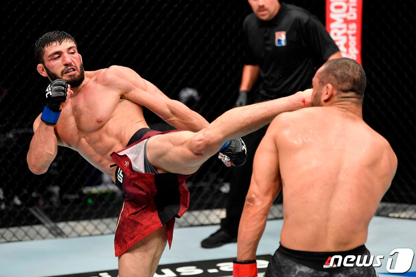 경기 중인 사루키안(왼쪽)의 모습. ⓒ AFP=뉴스1