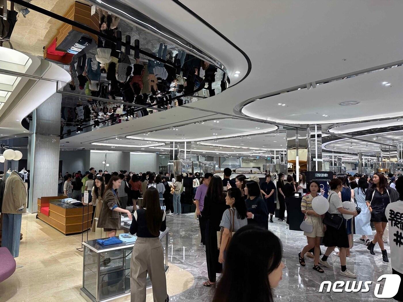 본문 이미지 - 신세백화점 센텀시티 4층 뉴 컨템포러리 전문관.(신세계백화점제공)