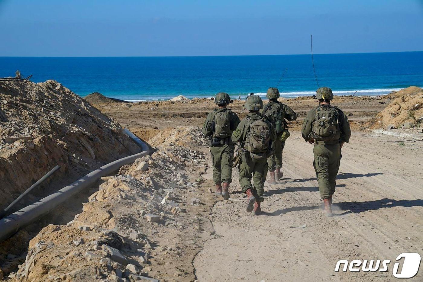 2일(현지시간) 이스라엘 군인들이 가자지구 북부에서 지상 작전을 수행하고 있다. 2023.12.02 ⓒ AFP=뉴스1 ⓒ News1 정지윤 기자
