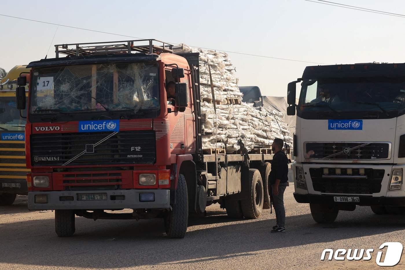 인도주의적 구호 물품을 실은 트럭들이 2일(현지시간) 이집트와 가자 지구를 잇는 가자 검문소를 지나 가자지구에 들어서고 있다. 2023.12.02 ⓒ AFP=뉴스1 ⓒ News1 정지윤 기자